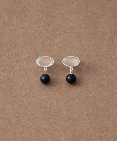 [スフィア] クォーツ/ブラックカルセドニー ピアス