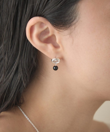 [スフィア] クォーツ/ブラックカルセドニー ピアス